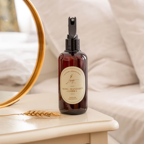 Parfum ambiental cu aroma de mosc, mandarin și ambră